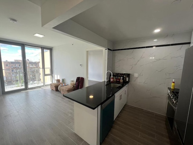 144-27 Sanford Ave Unit 6L, Flushing, NY 11355 - kitchen with a sink, dishwasher, a peninsula, dark countertops, and expansive windows