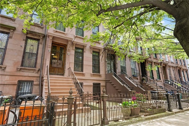 view of front of home featuring a fenced front yard and a gate