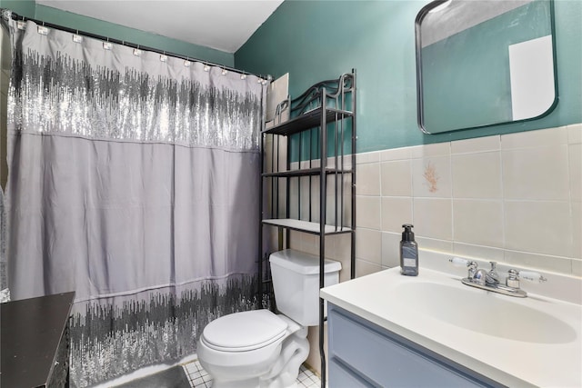 793 Jackson Ave, Bronx, NY 10456 - full bathroom featuring tile walls, toilet, vanity, and a shower with curtain