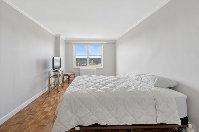 555 Kappock St Unit 20L, Bronx, NY 10463 - bedroom with crown molding and baseboards