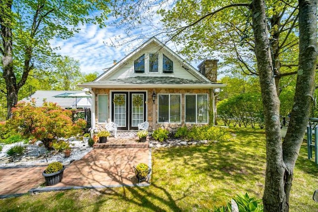 559 Noxon Rd, Poughkeepsie, NY 12603 - view of front facade featuring a chimney and a front lawn