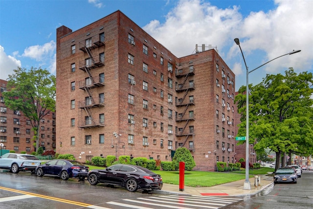 view of apartment building / complex