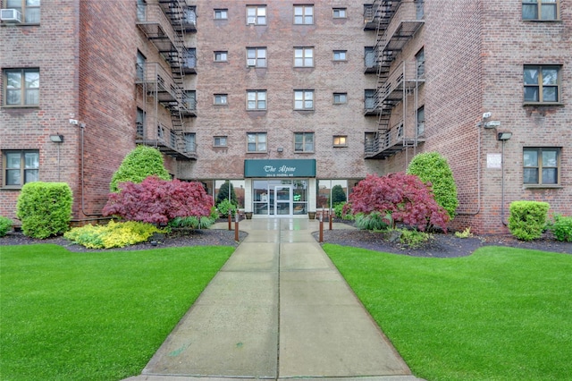 view of apartment building / complex