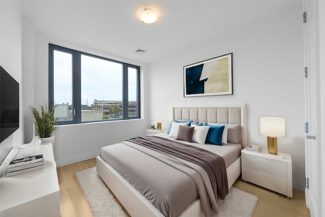 701 Rdg Hill Blvd Unit 12I, Yonkers, NY 10710 - bedroom with light wood finished floors