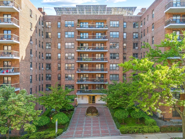 view of apartment building / complex