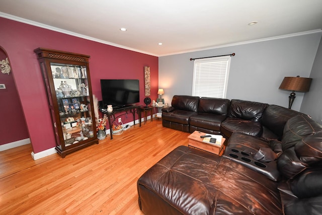 living room featuring ornamental molding, light wood-style floors, baseboards, and recessed lighting