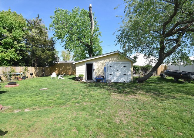 view of yard with an outbuilding