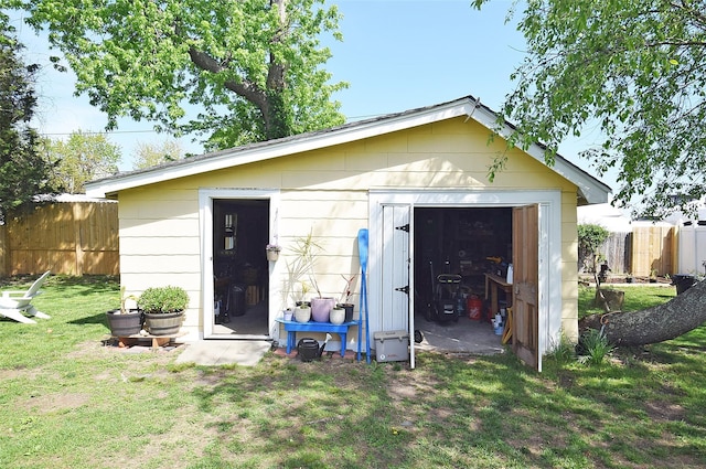 view of outdoor structure featuring an outbuilding