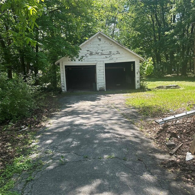 view of detached garage