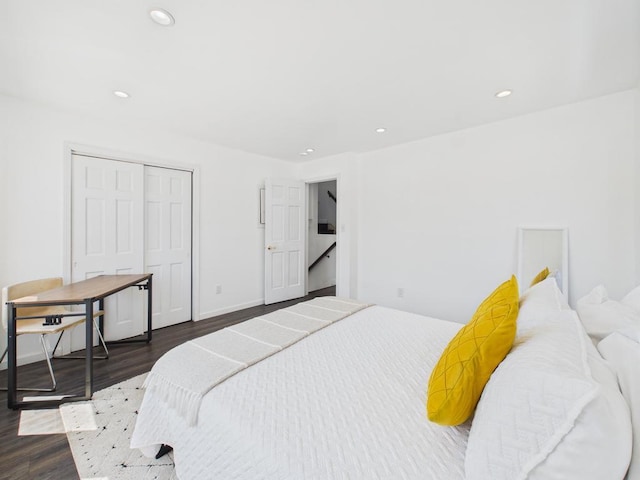 bedroom with dark wood-style flooring, recessed lighting, a closet, and baseboards