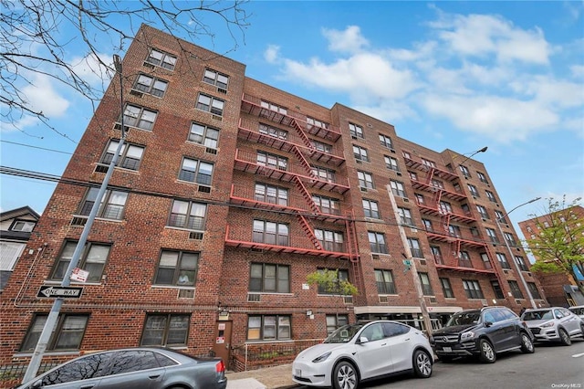 view of apartment building / complex