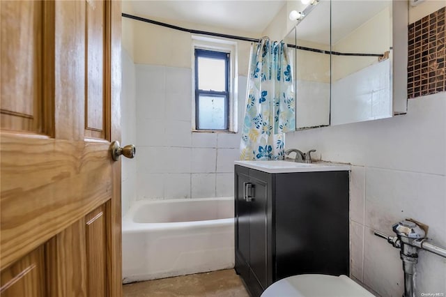 full bath with shower / bathtub combination with curtain, toilet, and vanity