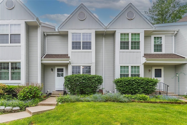 9 Clara Ct, Cortlandt Manor, NY 10567 - townhome / multi-family property with a front lawn, board and batten siding, and a shingled roof