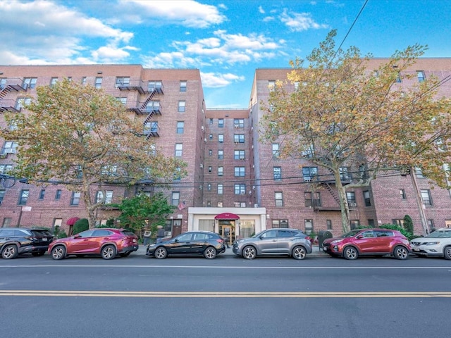 view of apartment building / complex