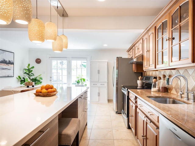 94 Shadyside Ave, Port Washington, NY 11050 - kitchen featuring stainless steel appliances, a sink, under cabinet range hood, tasteful backsplash, and glass insert cabinets