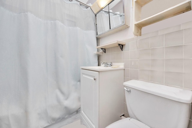 full bath with tile walls, toilet, decorative backsplash, a shower with shower curtain, and vanity