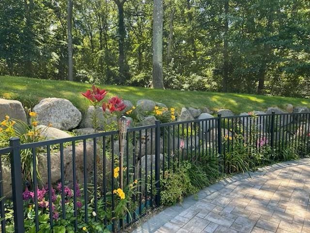 10 Northwood Ct, Dix Hills, NY 11746 - view of yard