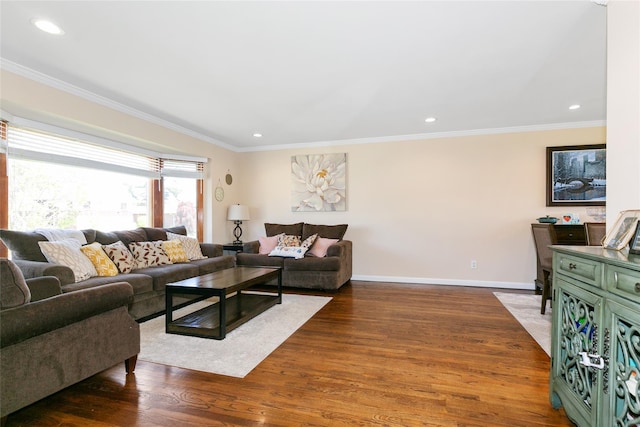 living room featuring wood finished floors, recessed lighting, ornamental molding, and baseboards