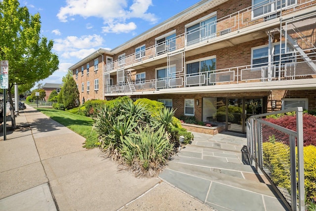 view of apartment building / complex