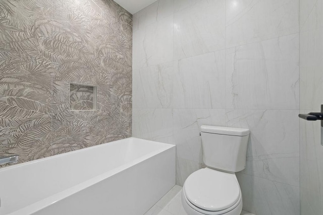 full bathroom featuring toilet and a bathtub