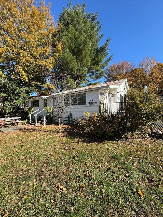 view of front facade featuring a front lawn