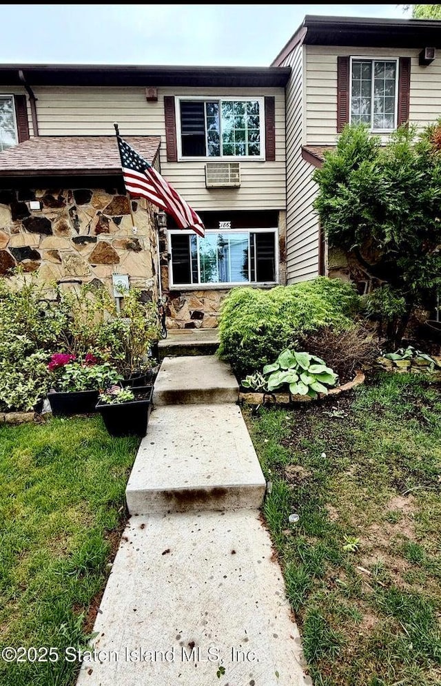 multi unit property featuring stone siding