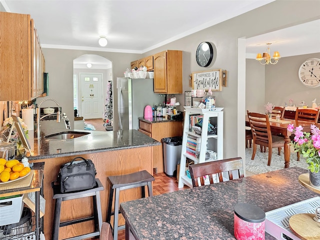 5705 Boulder Way, Wappingers Falls, NY 12590 - kitchen with a sink, freestanding refrigerator, arched walkways, a peninsula, and a kitchen breakfast bar