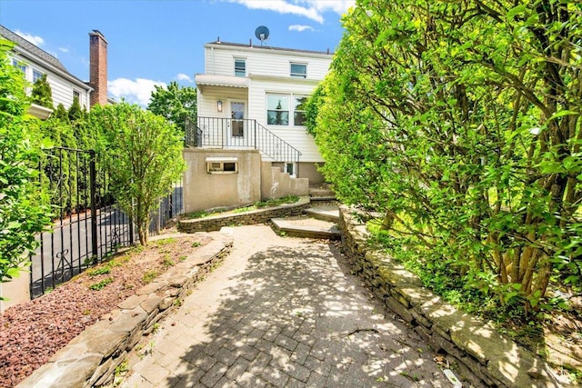 6 Mcbride Ave, White Plains, NY 10603 - surrounding community with fence