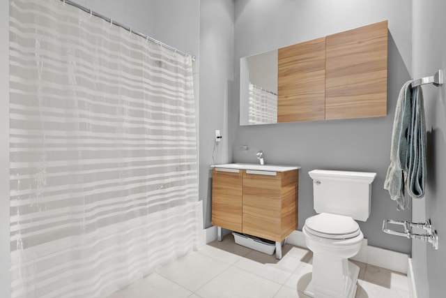 full bath with tile patterned flooring, vanity, toilet, baseboards, and curtained shower