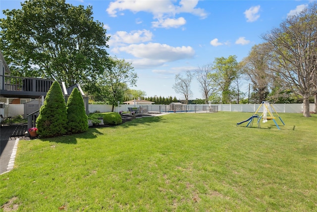 view of yard featuring a swimming pool
