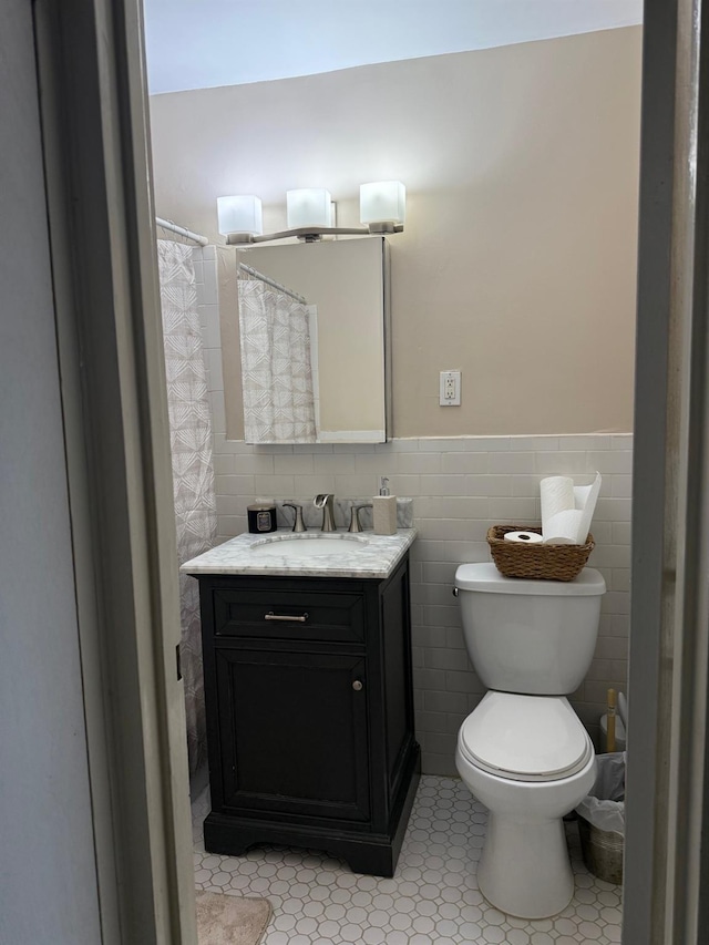 20 Wendell St Unit 9E, Hempstead, NY 11550 - bathroom with wainscoting, vanity, toilet, tile walls, and a shower with shower curtain