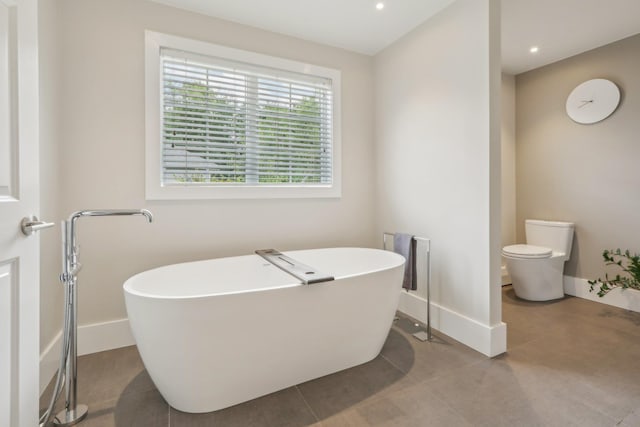 6 Murphy Ct, Blauvelt, NY 10913 - bathroom with a freestanding tub, toilet, baseboards, and recessed lighting