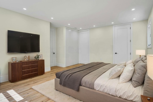 7 Mcculloch Dr, Dix Hills, NY 11746 - bedroom featuring light wood finished floors, recessed lighting, a closet, and baseboards