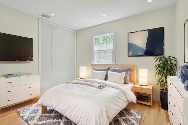 7 Mcculloch Dr, Dix Hills, NY 11746 - bedroom featuring light wood-style flooring, recessed lighting, and a closet