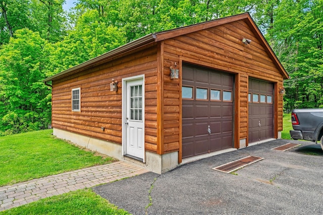 view of detached garage