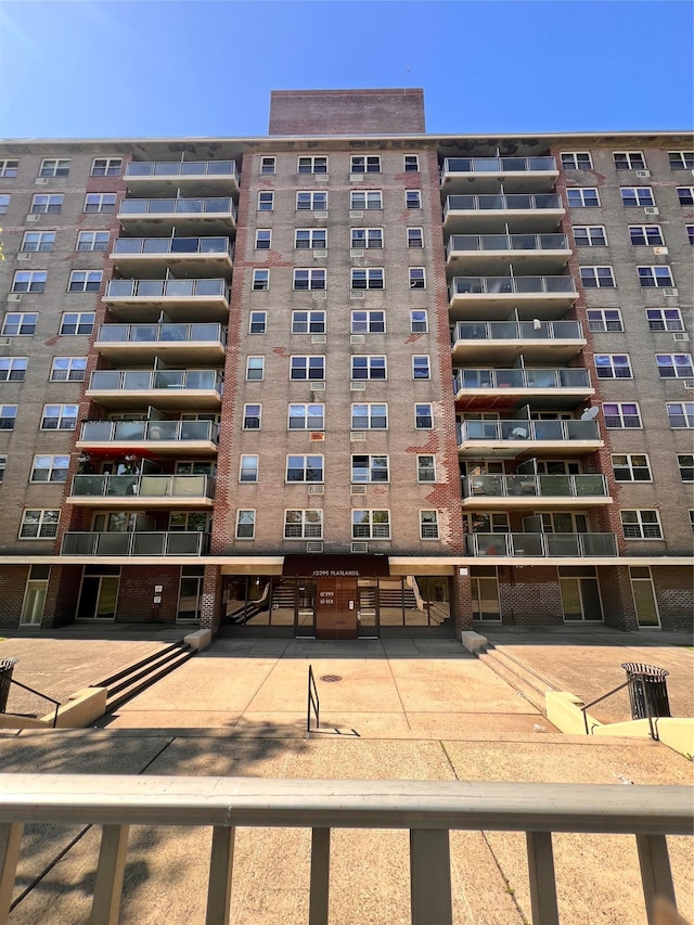 view of apartment building / complex