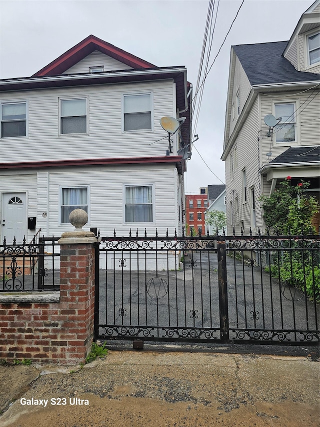 215 S 1st Ave, Mount Vernon, NY 10550 - view of front of house featuring a fenced front yard