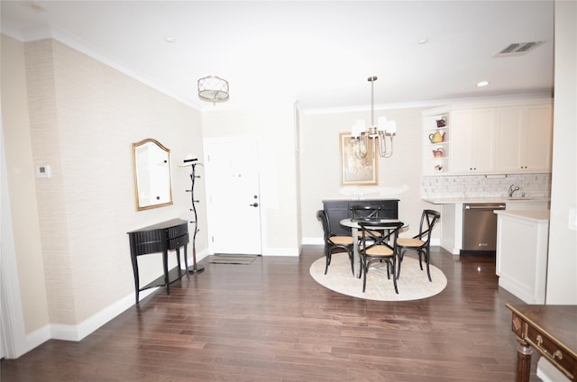 dining room featuring dark wood finished floors, a chandelier, ornamental molding, baseboards, and recessed lighting