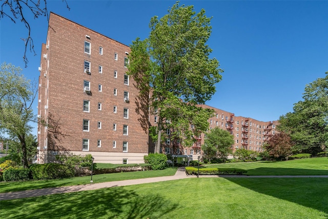 view of apartment building / complex