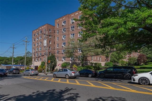 view of apartment building / complex