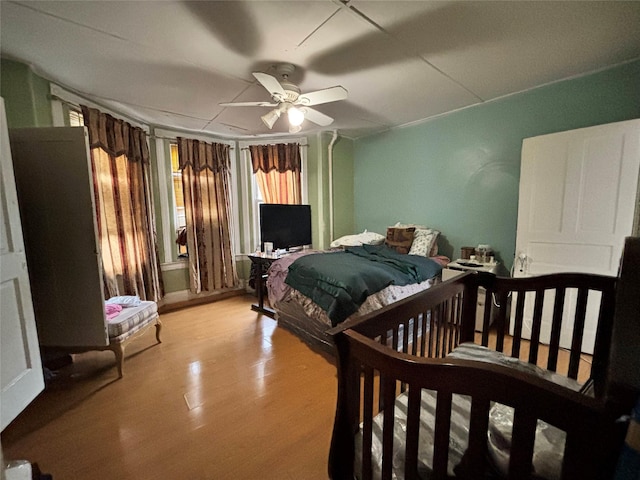 556 Van Cortlandt Park Ave, Yonkers, NY 10705 - bedroom with light wood finished floors and a ceiling fan