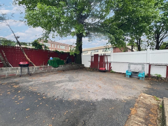 556 Van Cortlandt Park Ave, Yonkers, NY 10705 - view of yard with fence