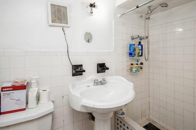 435 S Columbus Ave, Mount Vernon, NY 10553 - full bath featuring tiled shower and tile walls