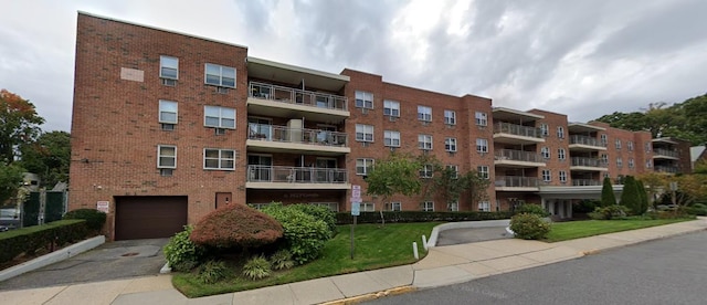 10 Ipswich Ave Unit 4M, Great Neck, NY 11021 - view of apartment building / complex featuring concrete driveway and an attached garage