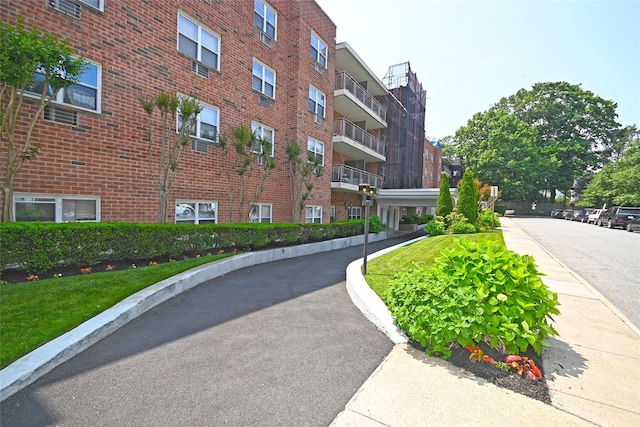 10 Ipswich Ave Unit 4M, Great Neck, NY 11021 - view of apartment building / complex