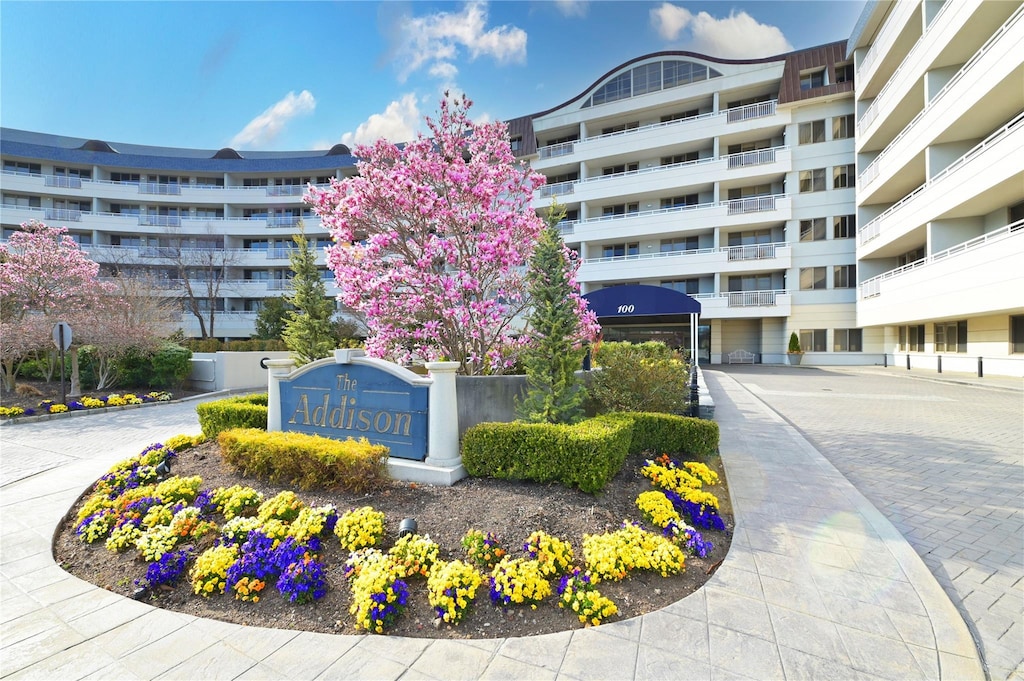 view of apartment building / complex