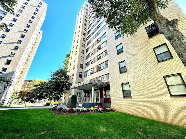 view of apartment building / complex