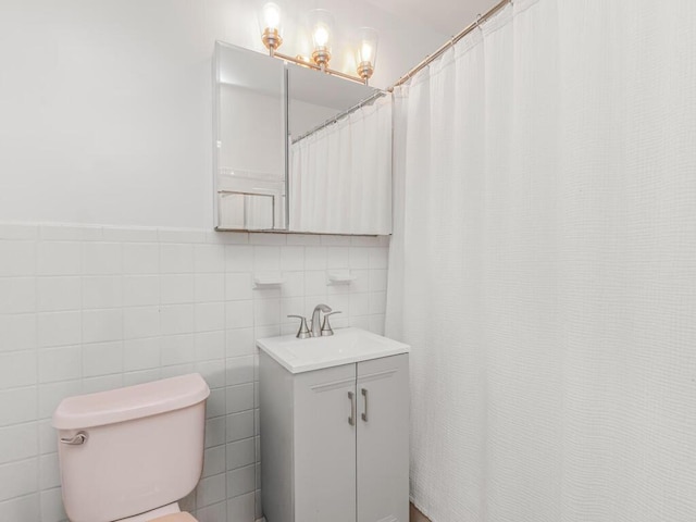 555 Kappock St Unit 18C, Bronx, NY 10463 - full bathroom featuring vanity, tile walls, and toilet
