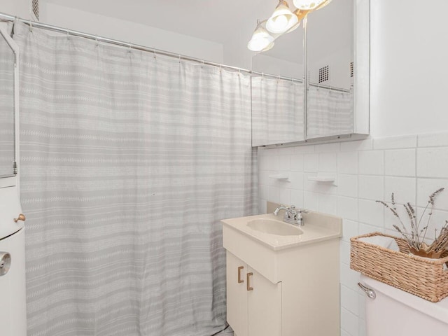 555 Kappock St Unit 18C, Bronx, NY 10463 - bathroom with tile walls, vanity, backsplash, and toilet