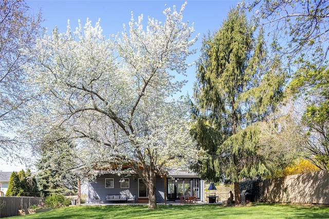 2865 S Harbor Rd, Southold, NY 11971 - view of yard with a patio